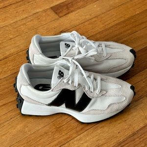 NEW BALANCE 327 gender neutral MINT ! Worn once